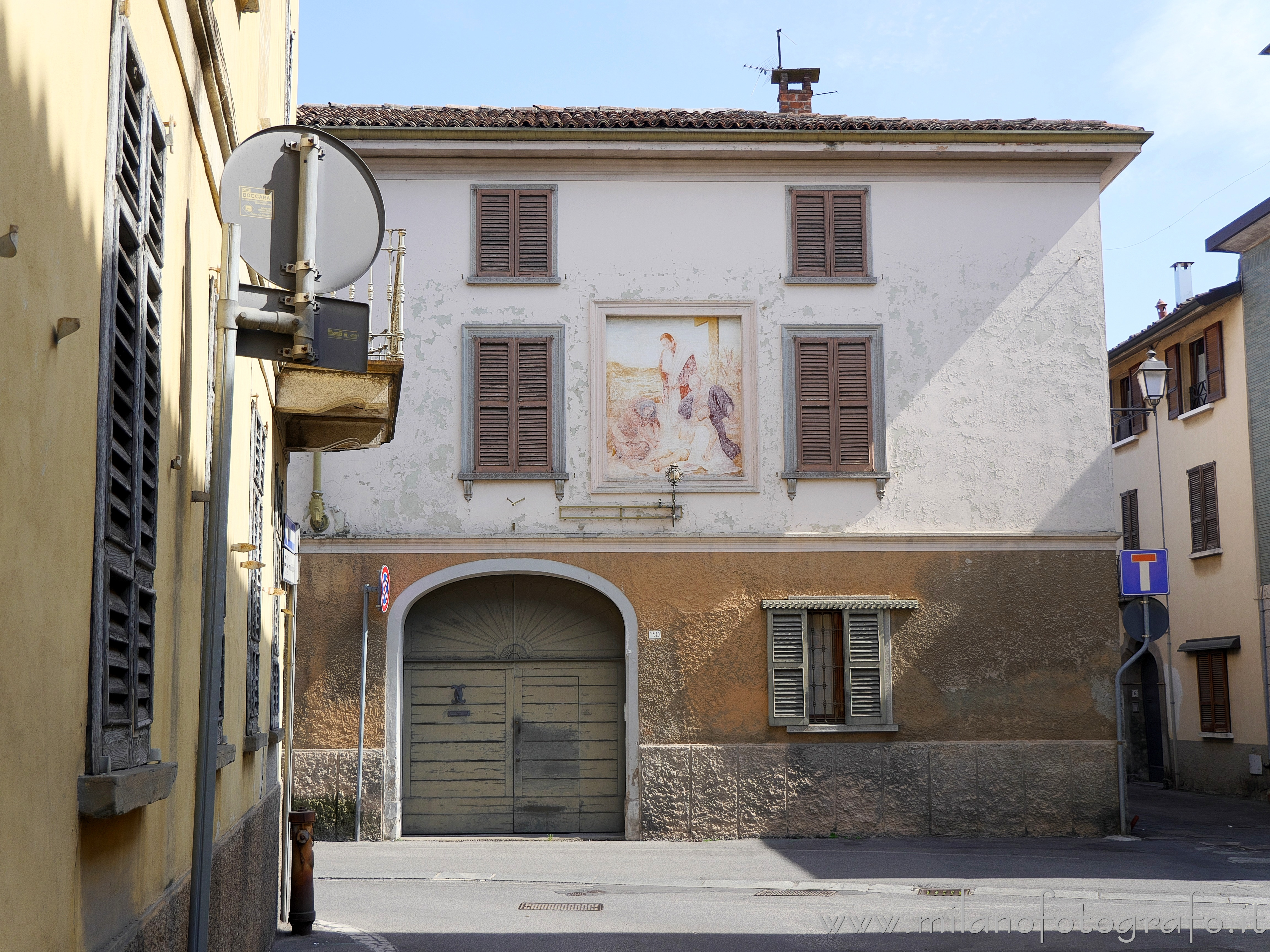 Caravaggio (Bergamo, Italy) - An old house of the town with a fresco of the Deposition on the facade